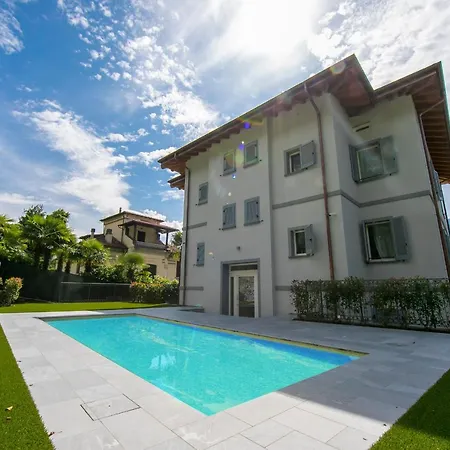 Sleeps 4 Pool Air Con