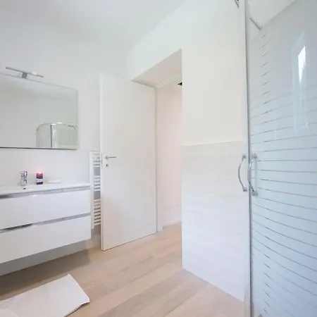 Sleeps 4 Pool Air Con *